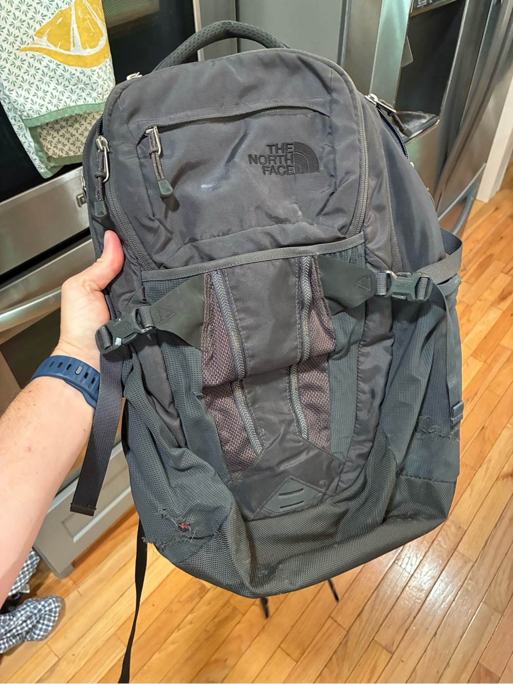 The North Face Recon Hiking Backpack Black/Gray Padded Ext Pockets Zip